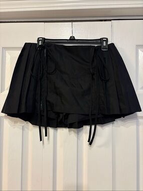 649 Qelvarine Black Pleated Mini Skirt with Tie Details